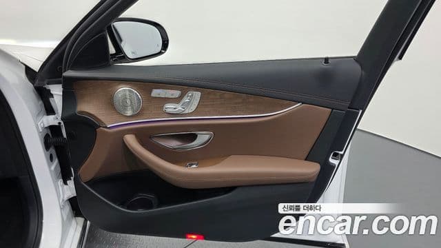 Mercedes-Benz E-Class 2023 — Photo 29/33