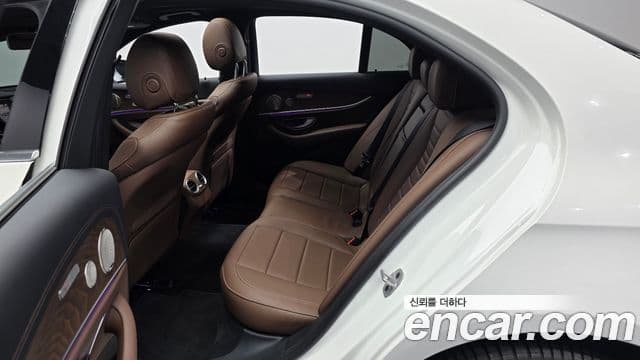 Mercedes-Benz E-Class 2023 — Photo 21/33