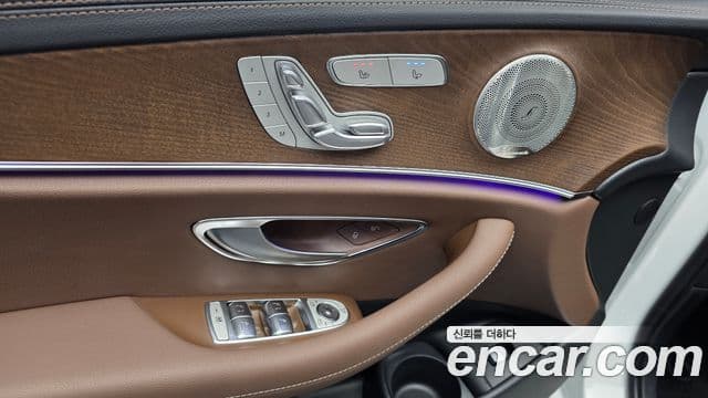 Mercedes-Benz E-Class 2023 — Photo 7/33