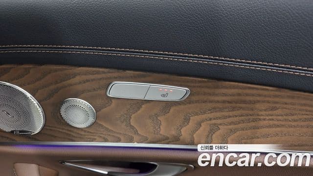 Mercedes-Benz E-Class 2023 — Photo 9/33