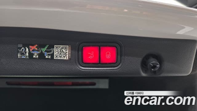 Mercedes-Benz E-Class 2023 — Photo 17/33