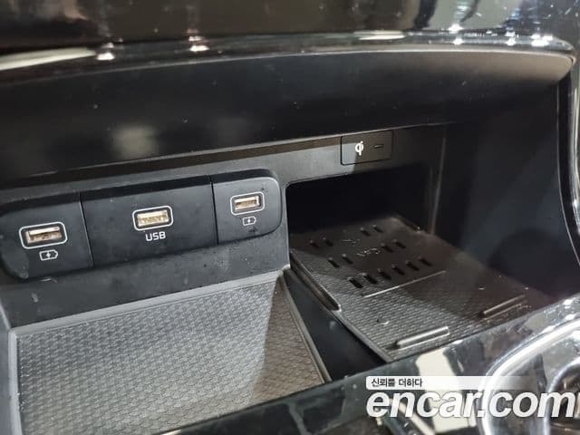 Kia Carnival 2021 — ფოტო 17/20