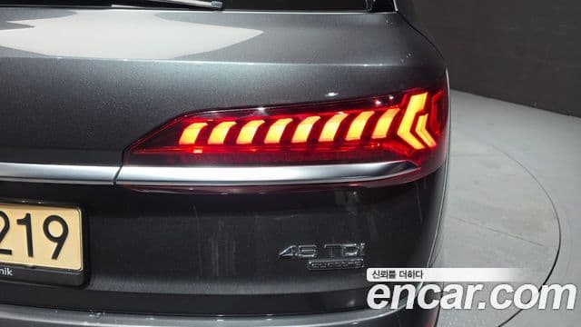 Audi Q7 2021 — ფოტო 16/34