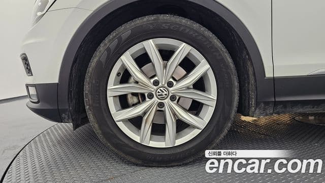 Volkswagen Tiguan 2018 — ფოტო 5/20
