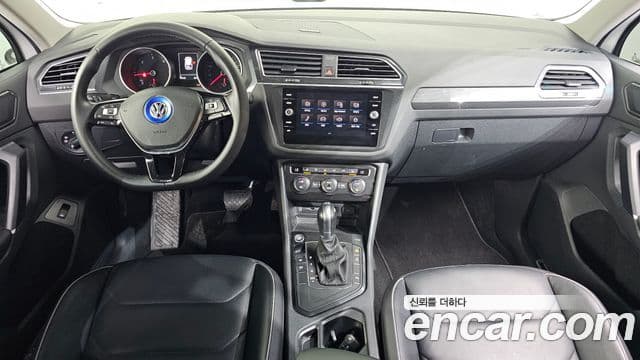 Volkswagen Tiguan 2018 — ფოტო 7/20