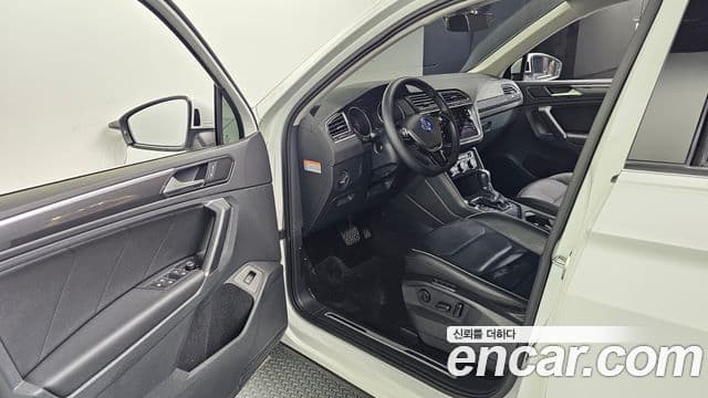 Volkswagen Tiguan 2018 — ფოტო 10/20