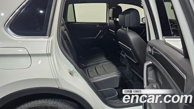 Volkswagen Tiguan 2018 — ფოტო 11/20