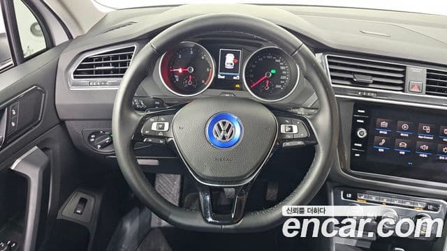 Volkswagen Tiguan 2018 — ფოტო 13/20