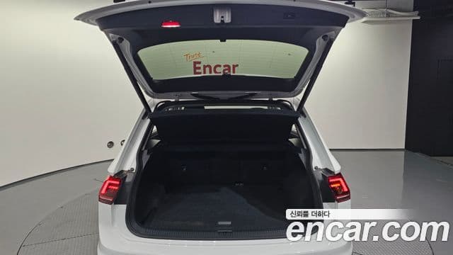 Volkswagen Tiguan 2018 — ფოტო 17/20