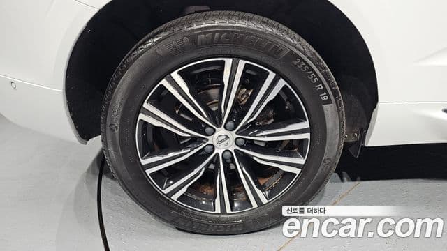 Volvo XC60 2021 — ფოტო 5/20