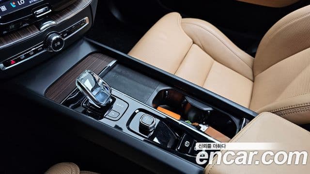 Volvo XC60 2021 — ფოტო 8/20