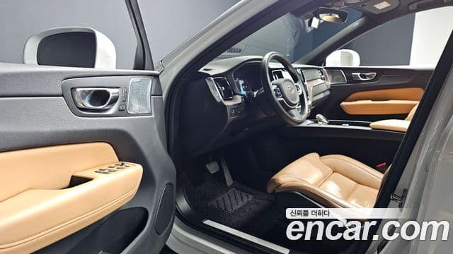 Volvo XC60 2021 — ფოტო 9/20