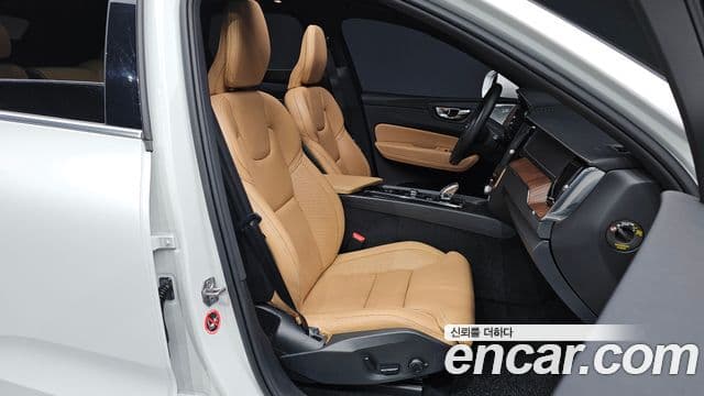 Volvo XC60 2021 — ფოტო 11/20