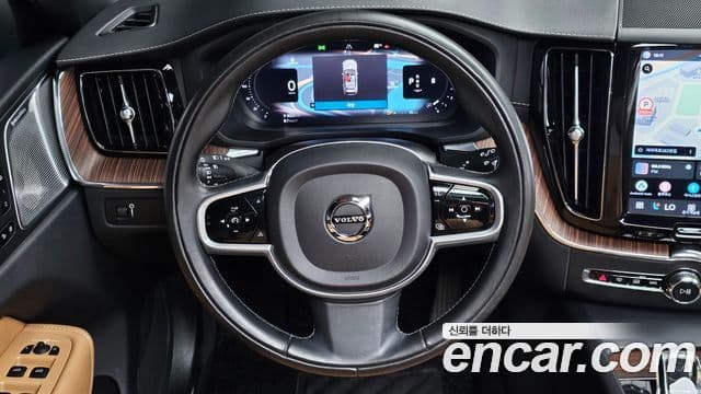 Volvo XC60 2021 — ფოტო 13/20