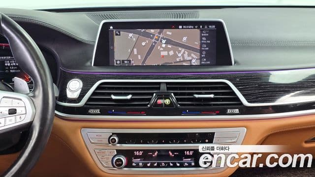 BMW 7 Series 2021 — фото 12 из 20