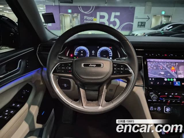 Jeep Grand Cherokee 2022 — ფოტო 8/20