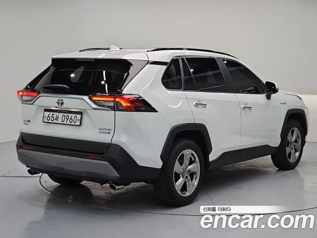 Toyota RAV4 2019 — ფოტო 8/20