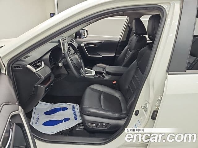 Toyota RAV4 2019 — ფოტო 16/20