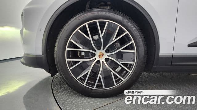 Porsche Macan EV 2025 — Şəkil 18/20