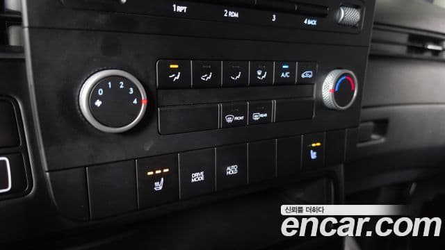 Hyundai Staria 2023 — Фото 18/20