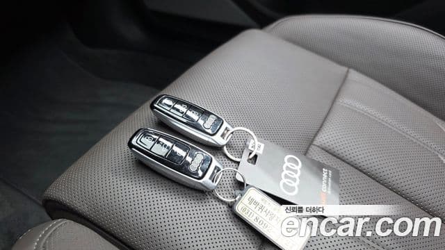 Audi A8 2023 — Photo 1/43