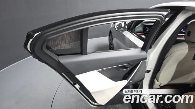 BMW 5 Series 2025 — Photo 16/37
