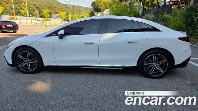 Mercedes-Benz EQE 2024 — ფოტო 8/16