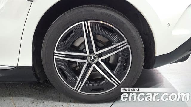Mercedes-Benz EQE 2023 — ფოტო 22/33