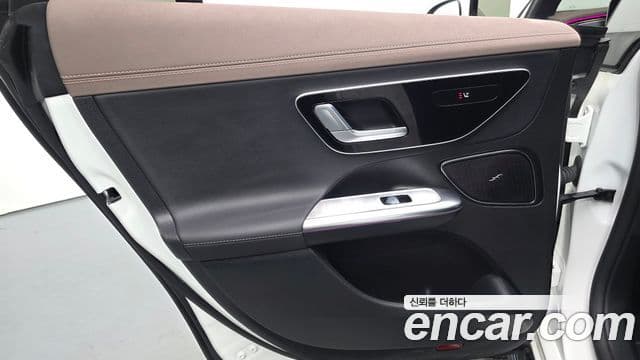 Mercedes-Benz EQE 2023 — ფოტო 32/33