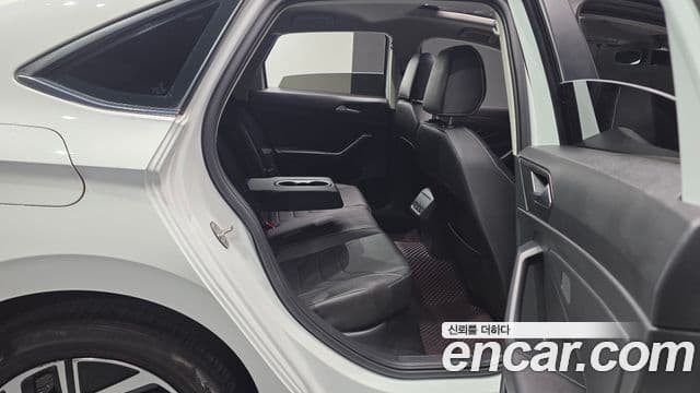 Volkswagen Jetta 2023 — ფოტო 11/20
