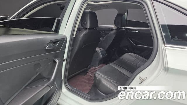 Volkswagen Jetta 2023 — ფოტო 12/20