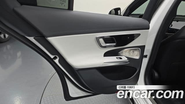 Mercedes-Benz E-Class 2025 — Photo 8/31