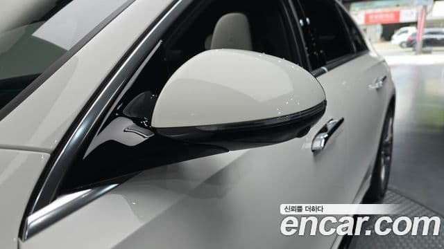 Mercedes-Benz E-Class 2025 — Photo 4/31