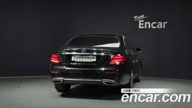 Mercedes-Benz E-Class 2019 — ფოტო 7/20