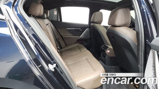 BMW 5 Series 2025 — фото 11 из 20