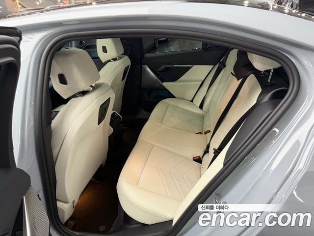 BMW 5 Series 2025 — фото 15 из 18