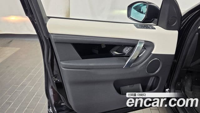 Land Rover Discovery Sport 2020 — Photo 18/33