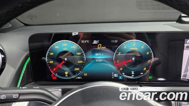 Mercedes-Benz GLB-Class 2021 — Şəkil 8/20
