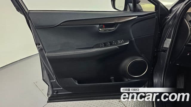 Lexus NX300 2018 — Photo 24/32