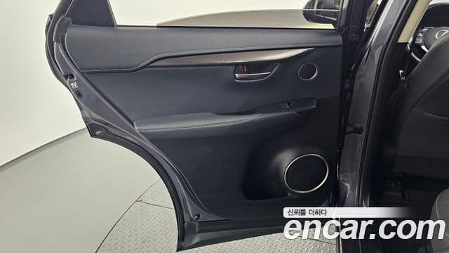 Lexus NX300 2018 — Photo 28/32