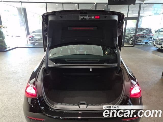 Mercedes-Benz E-Class 2025 — ფოტო 17/20