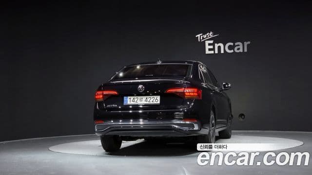 Volkswagen Jetta 2022 — ფოტო 3/20