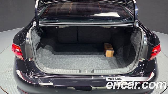 Volkswagen Jetta 2022 — ფოტო 19/20