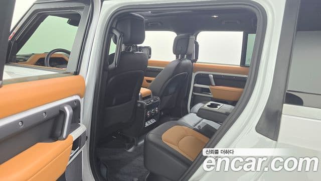 Land Rover Defender 2024 — Фото 12/20