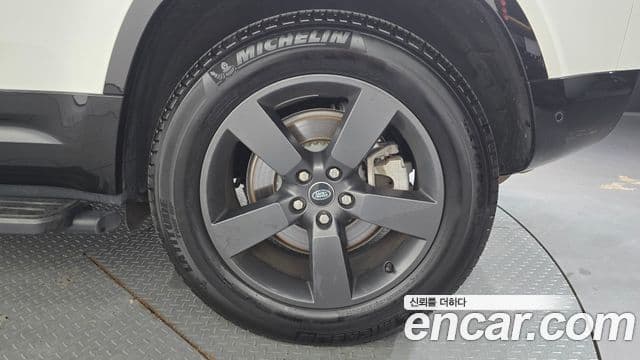Land Rover Defender 2024 — Photo 17/37