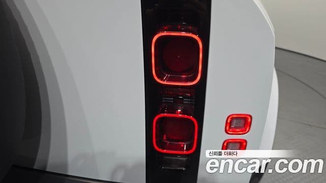 Land Rover Defender 2024 — Photo 8/37