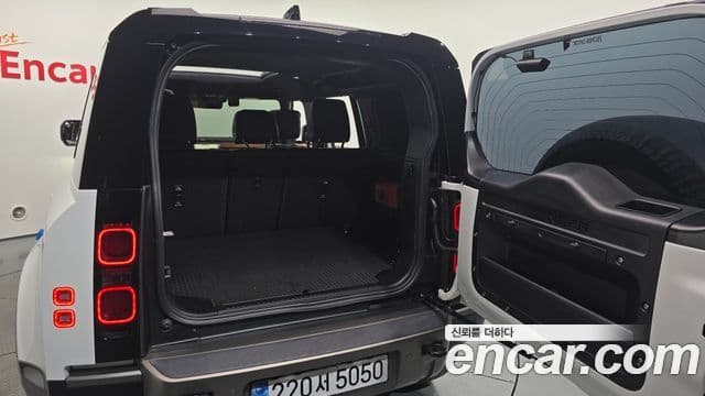 Land Rover Defender 2024 — Photo 33/37