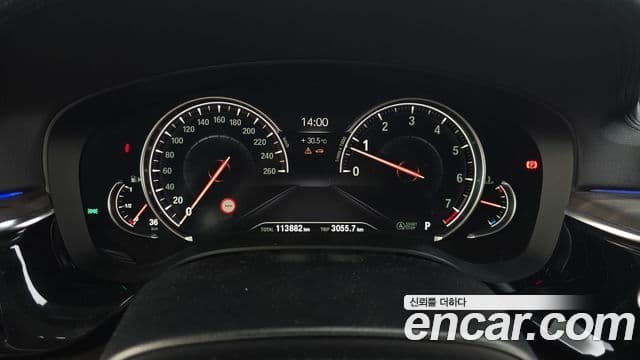 BMW 5 Series 2018 — ფოტო 8/20