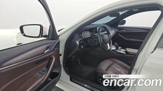 BMW 5 Series 2018 — ფოტო 10/20