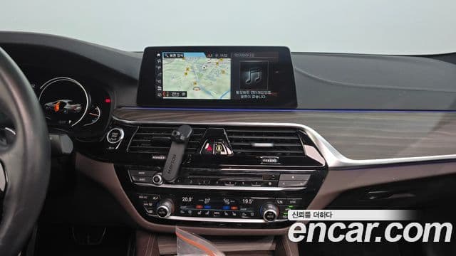 BMW 5 Series 2018 — ფოტო 13/20